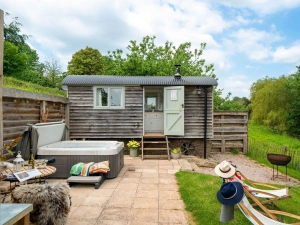 BBQ Area, Hot Tub-Devon Heaven Hideaways