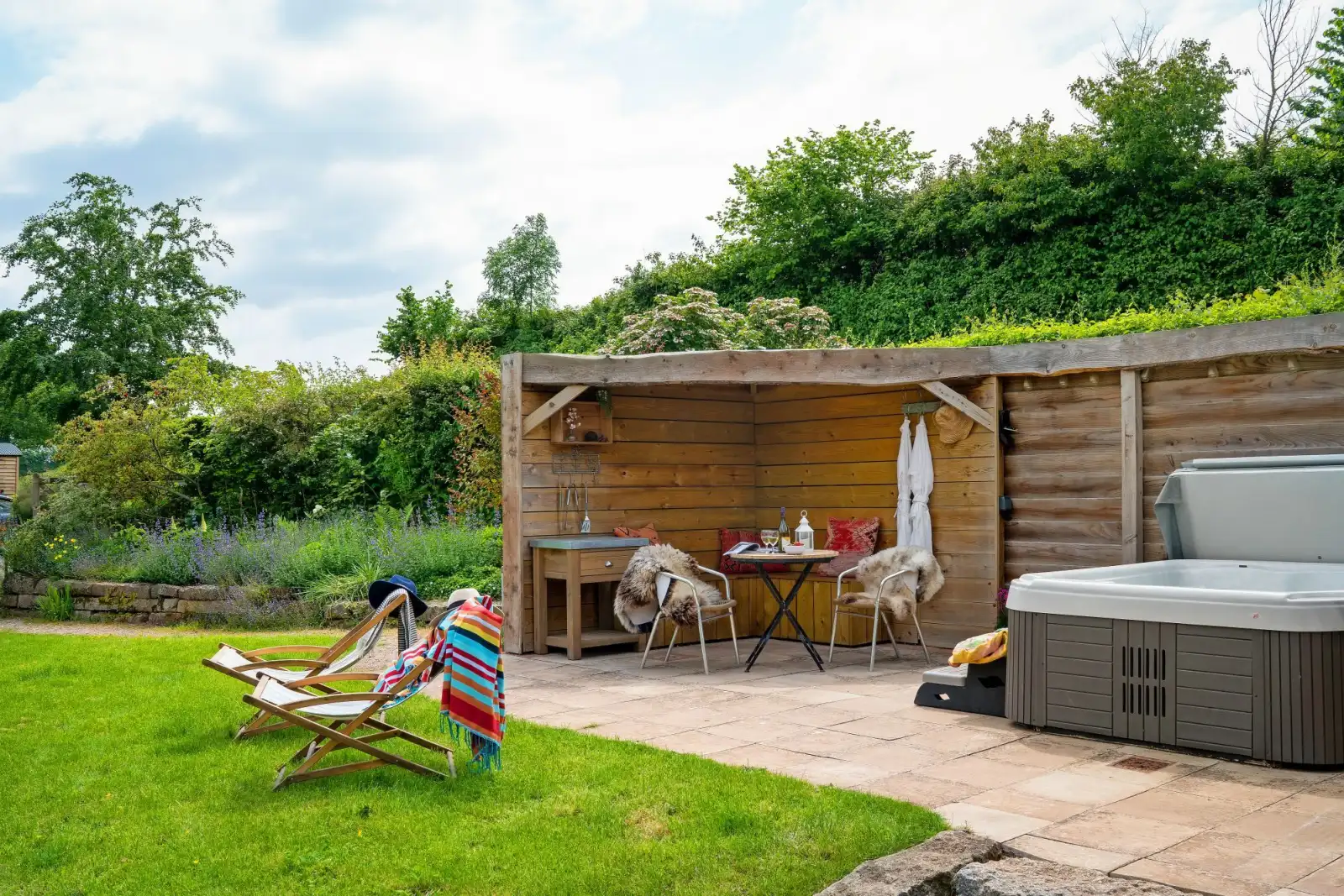 Garden dining, Hot Tub-Devon Heaven Hideaways 