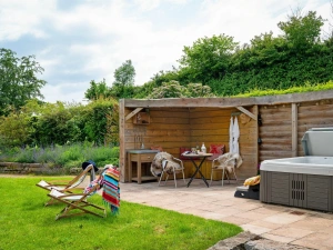 Garden dining, Hot Tub-Devon Heaven Hideaways 