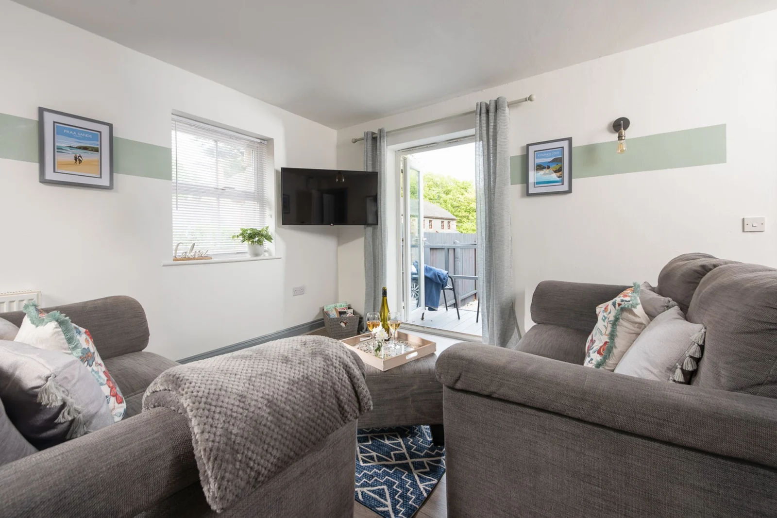 Luxurious Sofas, TV-Hoopers Lodge