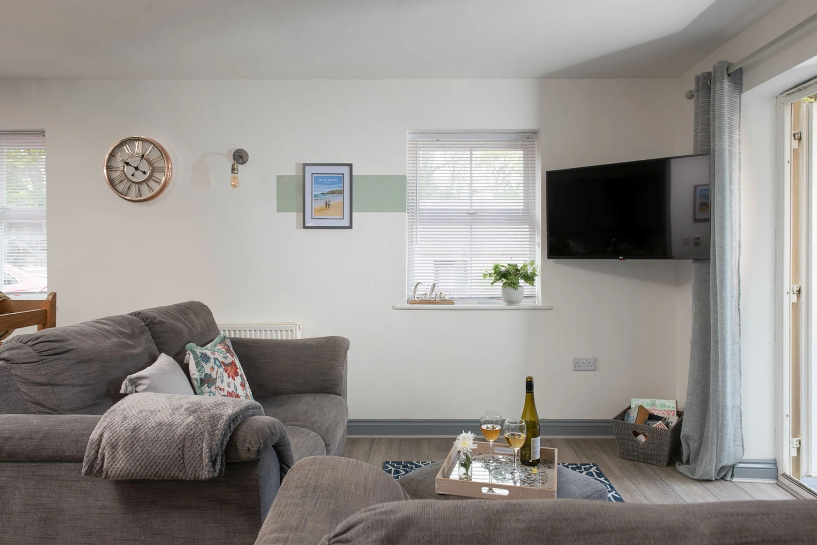 Smart TV, Sofa-Hoopers Lodge