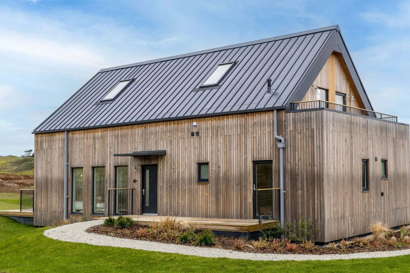 Property building with path from parking area - 7 The Vista, Willingcott 