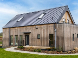 Property building with path from parking area - 7 The Vista, Willingcott 