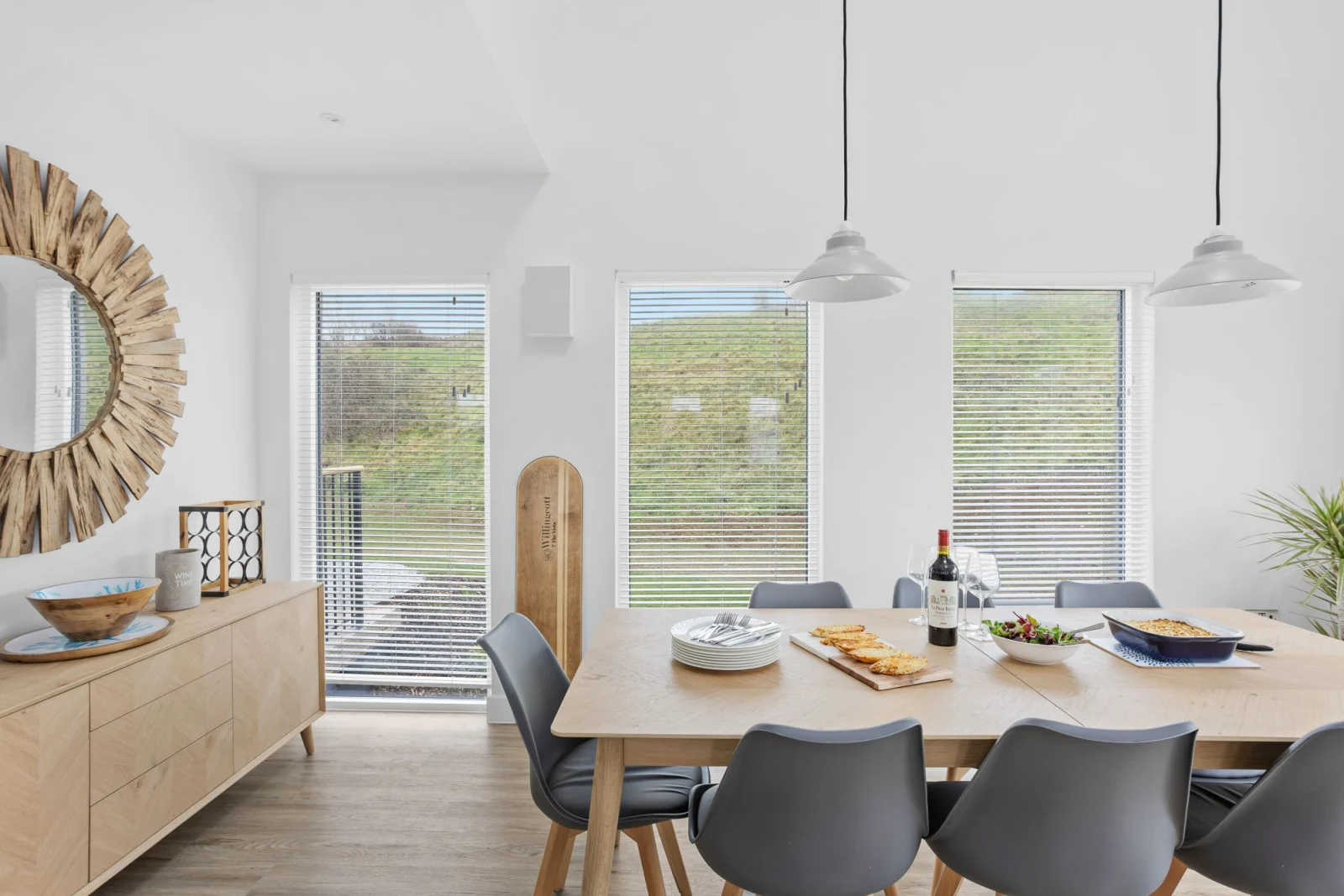 Dining table seating for 8 guests in open plan living area - 7 The Vista, Willingcott 