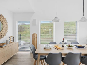 Dining table seating for 8 guests in open plan living area - 7 The Vista, Willingcott 