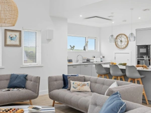 Living area and kitchen with views of the countryside - 7 The Vista, Willingcott 