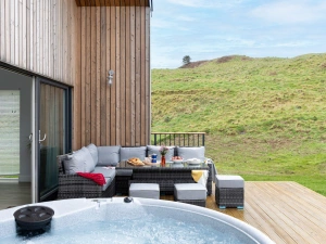 Patio area with seating and hot tub - 7 The Vista, Willingcott 