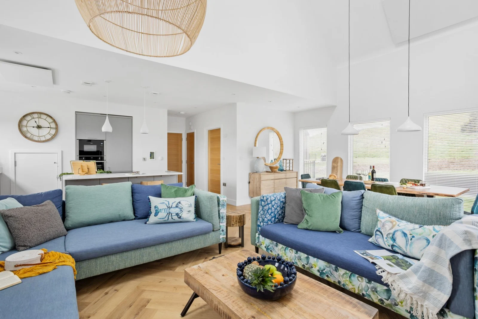 Sofa seating for 8 in open plan living area, perfect for families - 9 The Vista, Willingcott