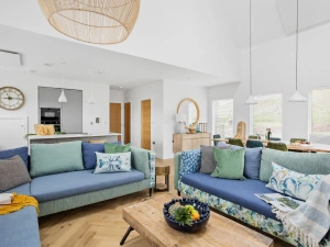 Sofa seating for 8 in open plan living area, perfect for families - 9 The Vista, Willingcott