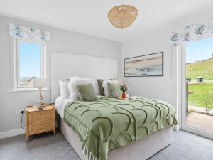 Ground floor bedroom with king size bed and access to outside decking - 9 The Vista, Willingcott