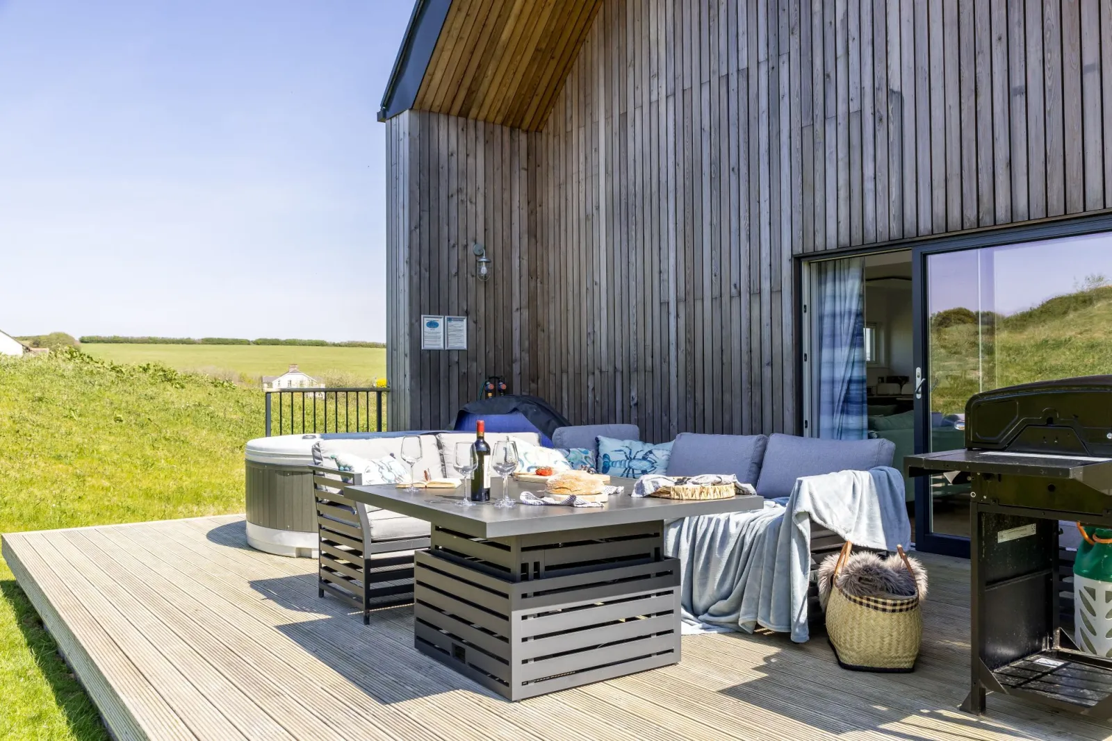 Outdoor seating area with gas BBQ and private hot tub - 9 The Vista, Willingcott