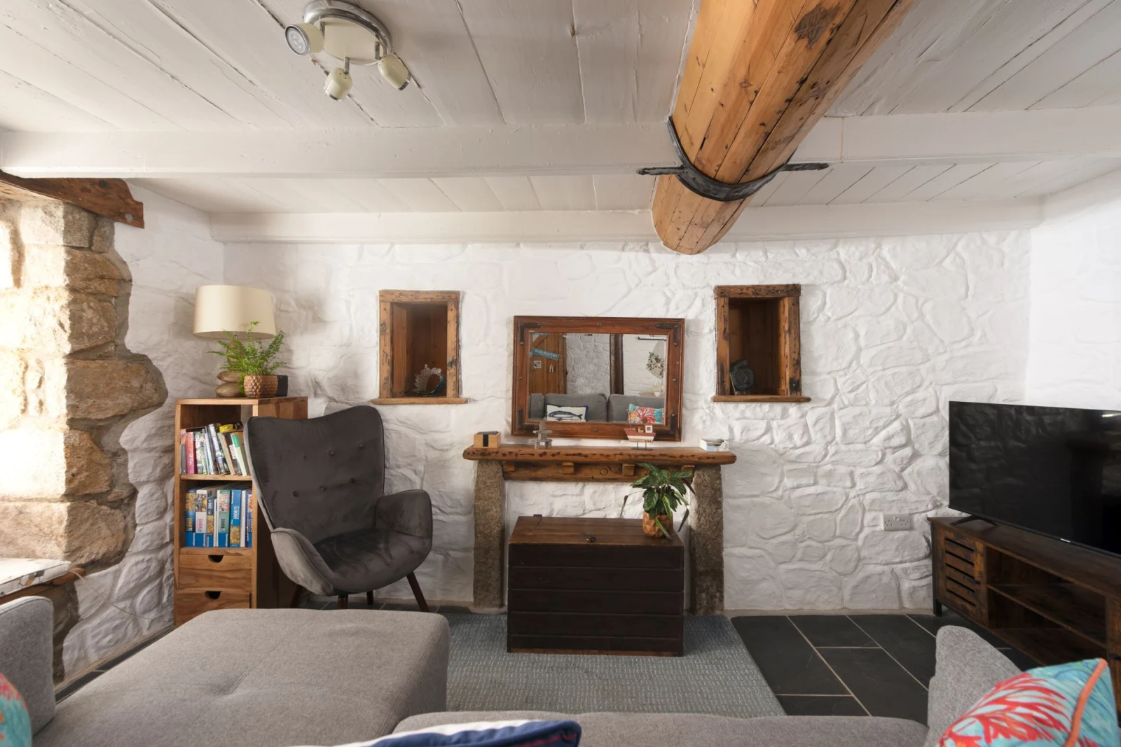 Traditional meet modern in the living area - Old Arch Cottage, The Digey