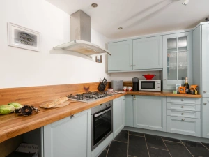 Kitchen with fridge, freezer, oven, hob and microwave - Old Arch Cottage, The Digey