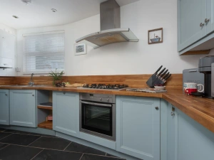 Well equipped kitchen with coffee machine, dishwasher and washer/dryer - Old Arch Cottage, The Digey 