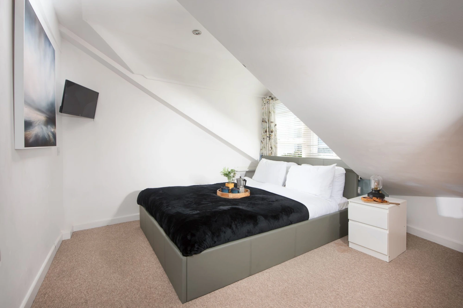 Master bedroom with king size bed and Smart TV - Old Arch Cottage, The Digey