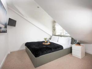 Master bedroom with king size bed and Smart TV - Old Arch Cottage, The Digey