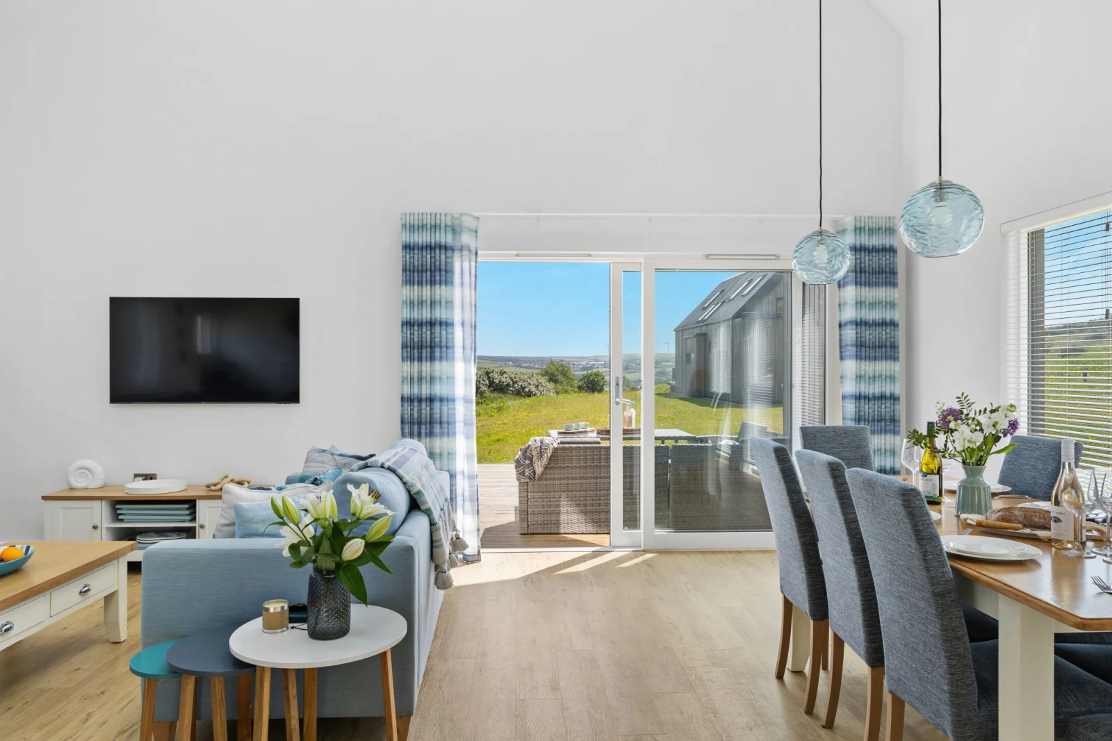 Open living area with dining seating for 8 guests - 2 The Vista, Willingcott