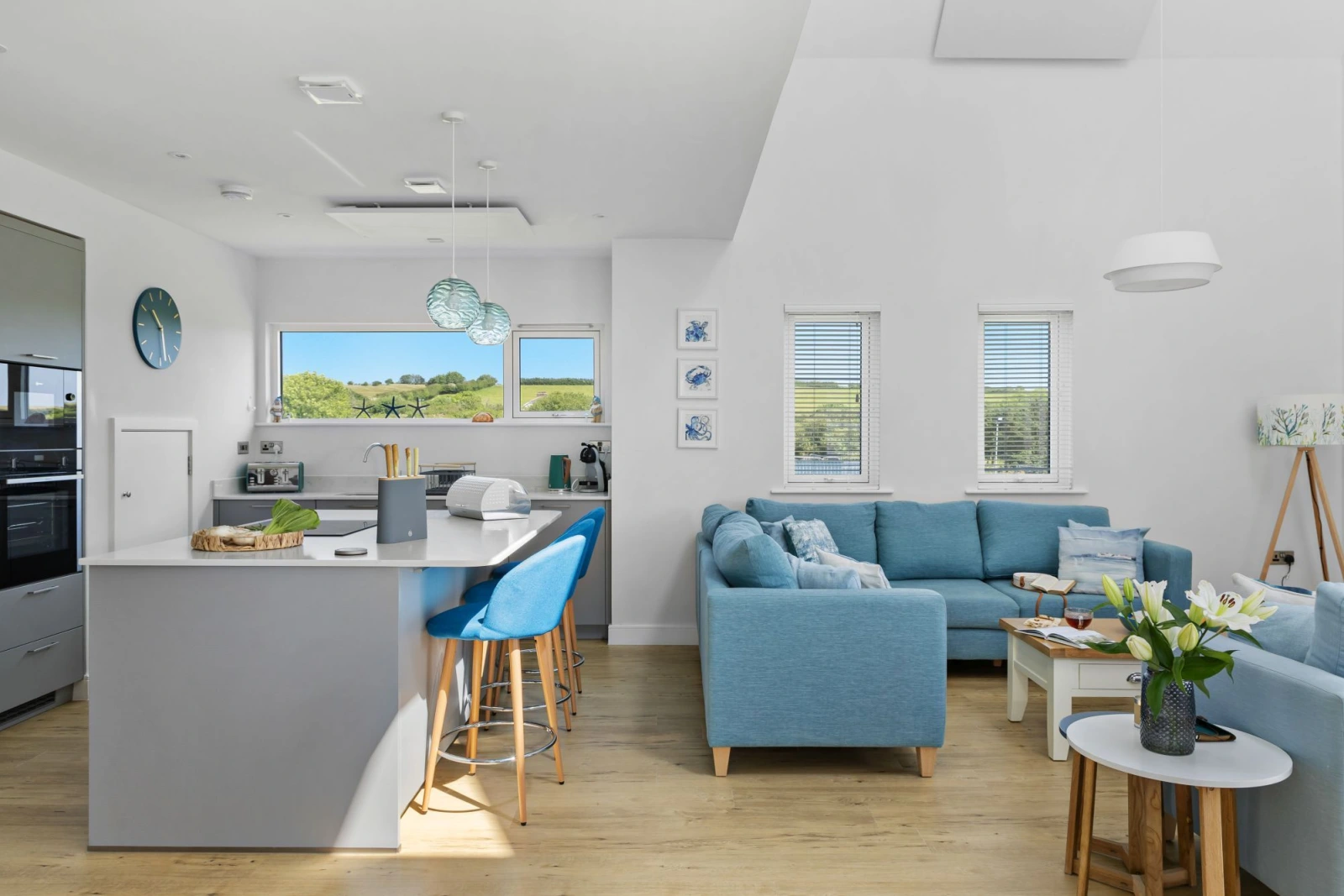 Open plan living area, kitchen island was 3 bar stools -  2 The Vista, Willingcott