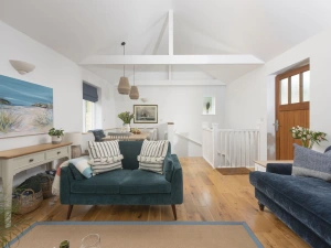 Living room - sofa - free WiFi - Lobbs Cottage