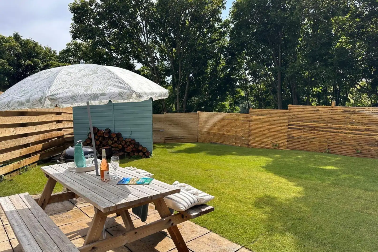Garden area with patio and outdoor seating - Lobbs Cottage