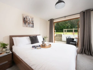 Ground floor bedroom with access to patio - Robins Rest