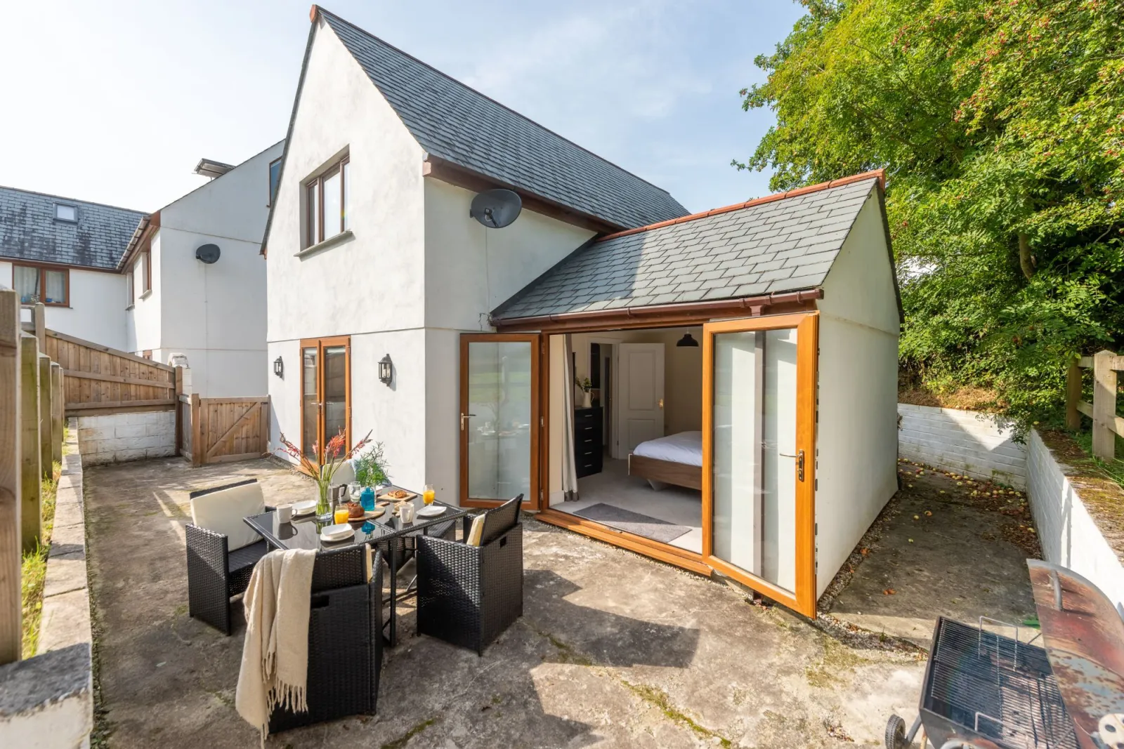 Garden and patio with bedroom access - Robins Rest