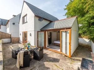 Garden and patio with bedroom access - Robins Rest