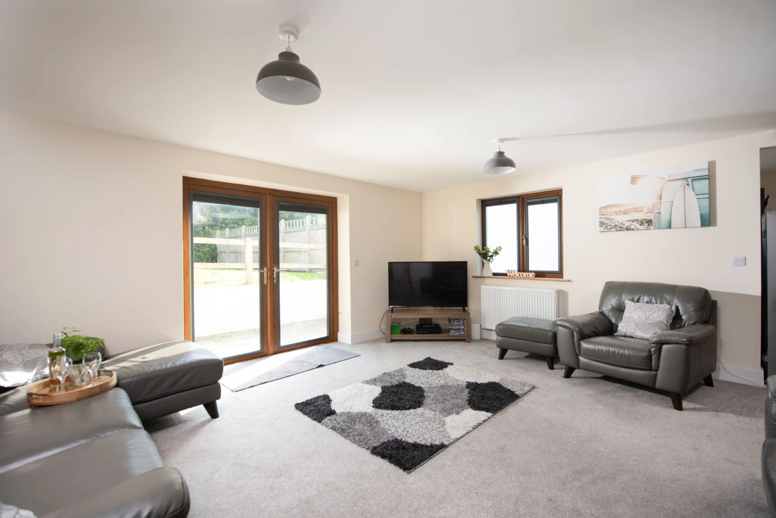 Large living room with smart TV - Robins Rest