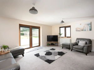 Large living room with smart TV - Robins Rest