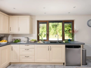 Kitchen with dishwasher, oven, coffee machine - Robins Rest