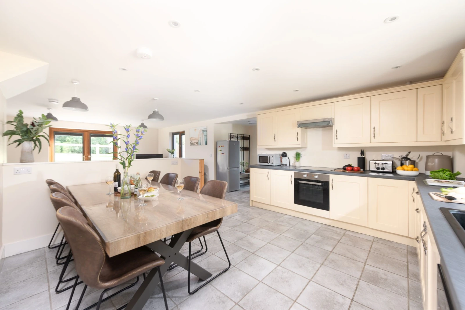 Spacious full kitchen, with dining table for 8 - Robins Rest