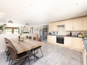 Spacious full kitchen, with dining table for 8 - Robins Rest