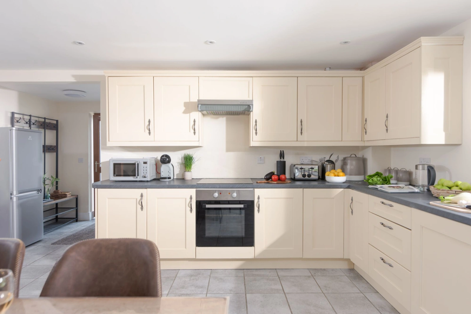 Full kitchen with toaster, microwave, oven, coffee machine and dining area - Robins Rest