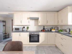 Full kitchen with toaster, microwave, oven, coffee machine and dining area - Robins Rest