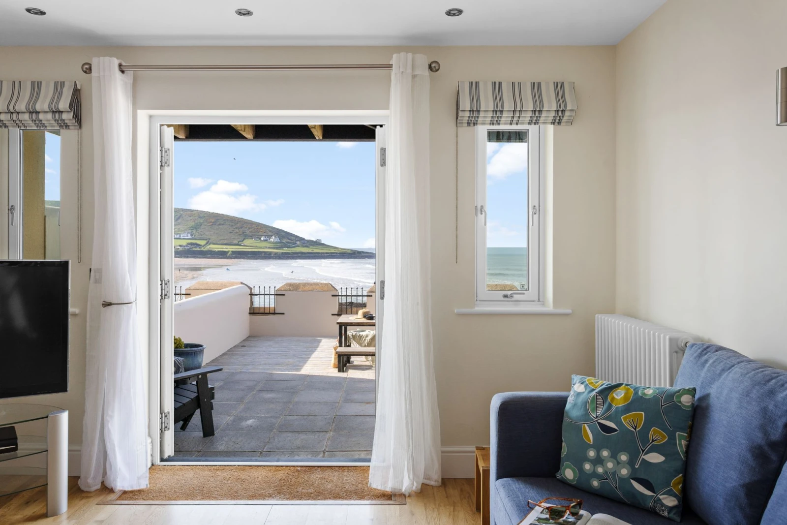 Flat screen Smart TV and DVD player - 4 Out Of The Blue