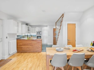 Open plan dining & kitchen area - 4 Out Of The Blue