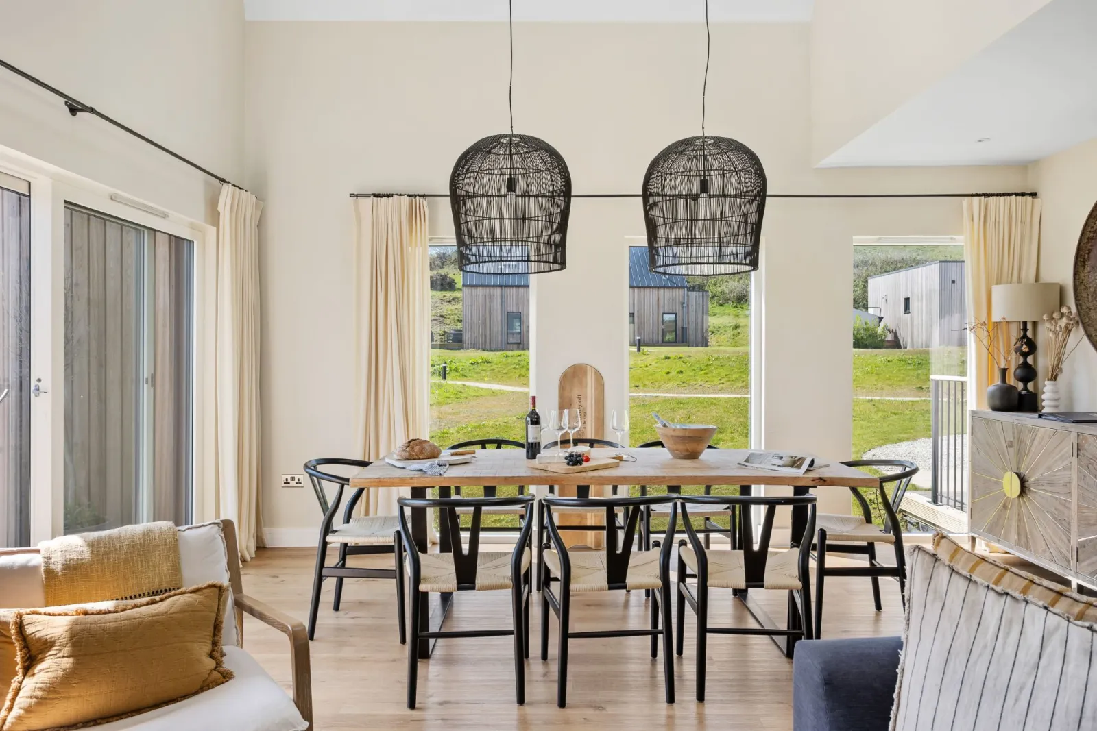 Dining table with seating for 8 guests - 3 The Vista, Willingcott