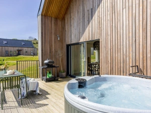Private decking with electric hot tub and outdoor seating - 3 The Vista, Willingcott