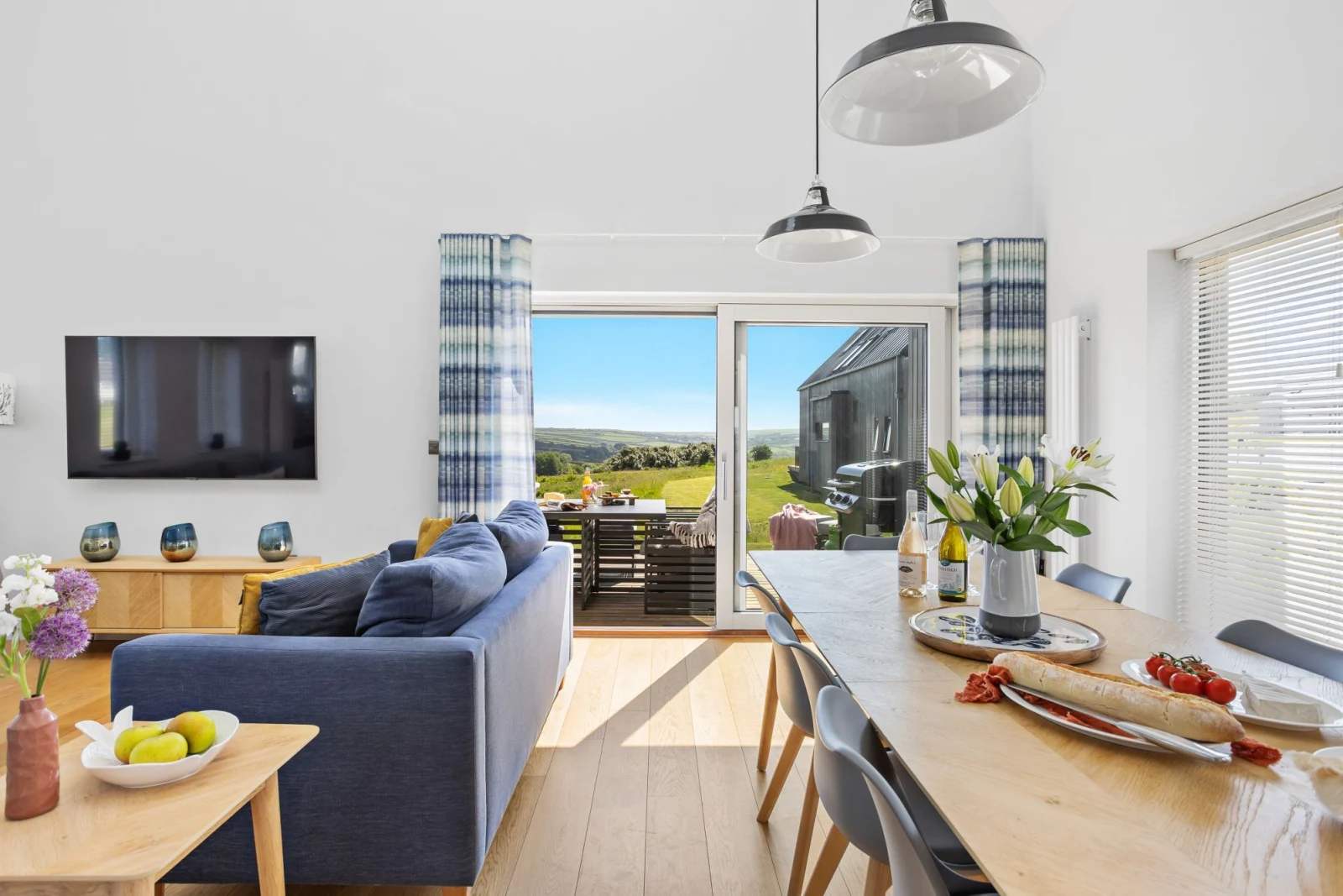 Bright and airy open plan area, smart TV and dining table seating for eight -  1 The Vista, Willingcott