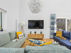 Smart TV, free Wi-Fi and sofa seating for all the family -  1 The Vista, Willingcott