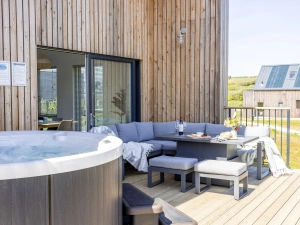 Electric hot tub with outdoor seating for eight guests - 5 The Vista, Willingcott 