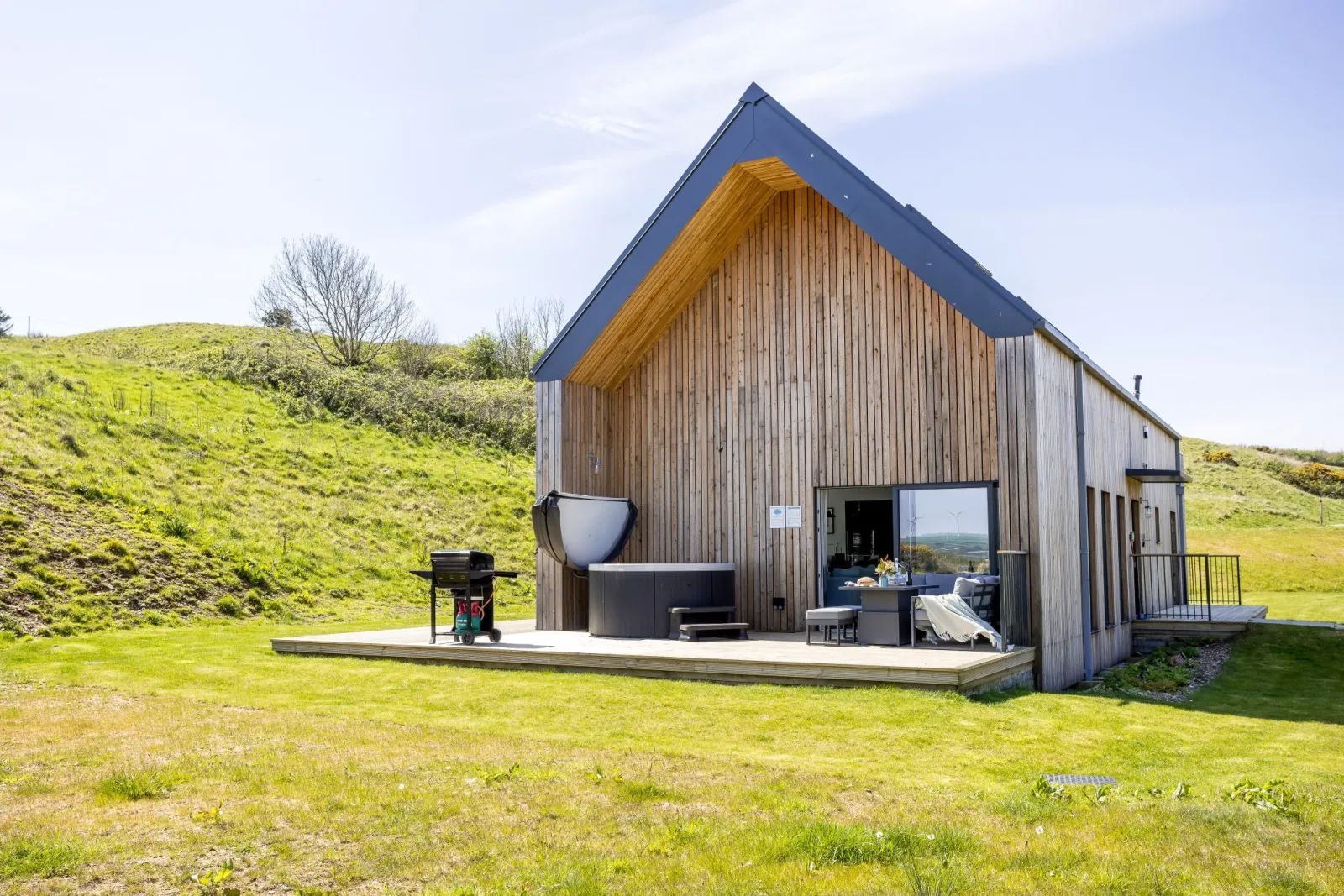 Property building with decked patio and grass surroundings - 5 The Vista, Willingcott 