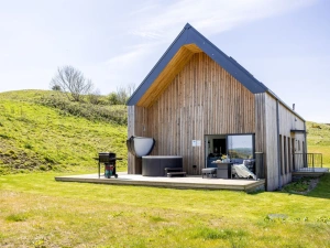 Property building with decked patio and grass surroundings - 5 The Vista, Willingcott 