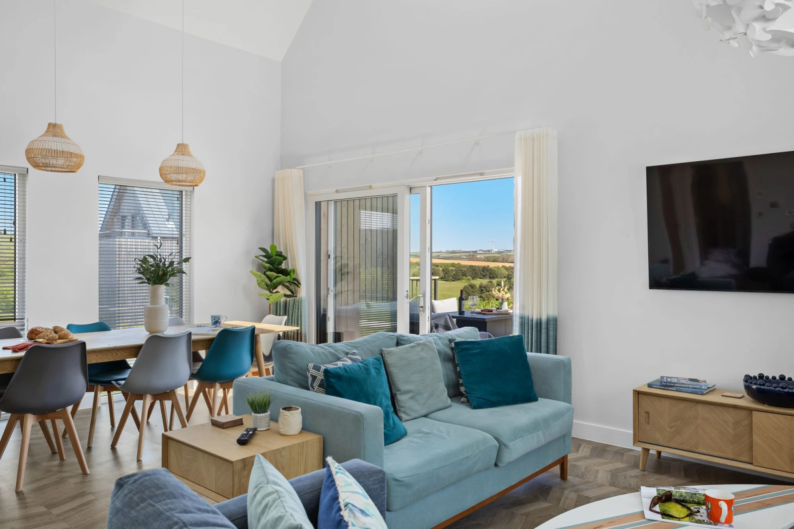 Open plan living area with patio access - 5 The Vista, Willingcott 