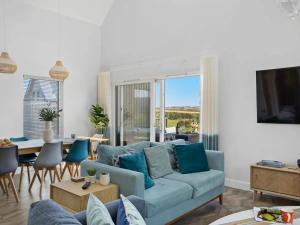 Open plan living area with patio access - 5 The Vista, Willingcott 