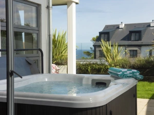Private hot-tub overlooking the garden - Rockpool at Salt