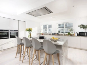 Kitchen area with breakfast bar, oven hob, microwave  - Sandyford