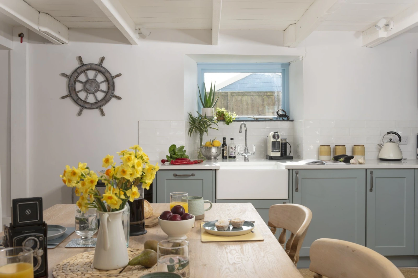 A dining table and kitchen - School Cottage 