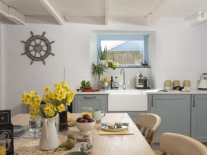 A dining table and kitchen - School Cottage 