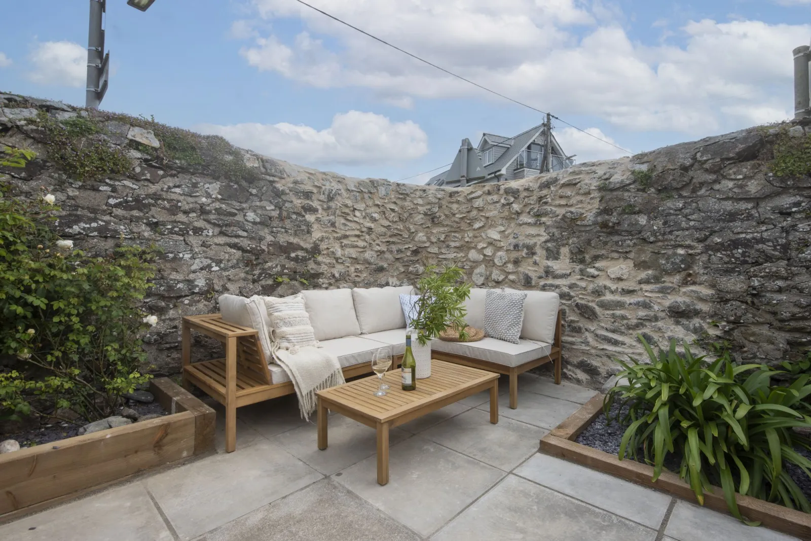 Outside seating for all guests - School Cottage 